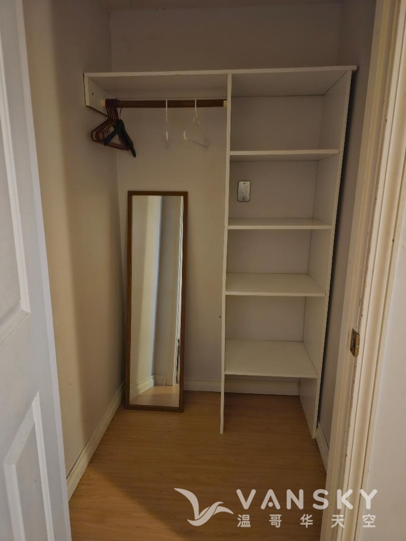 240119183508_walk-in closet.jpg